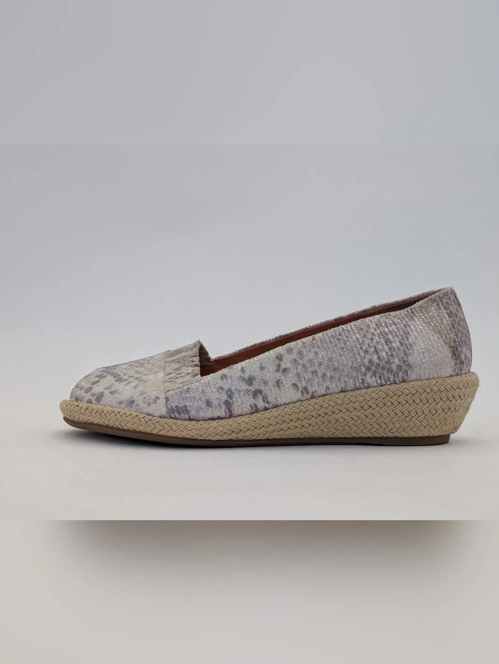 NWT Gentle Souls By Kenneth Cole Lissa Ruffle Sz 7.5 Metallic Silver/Purple